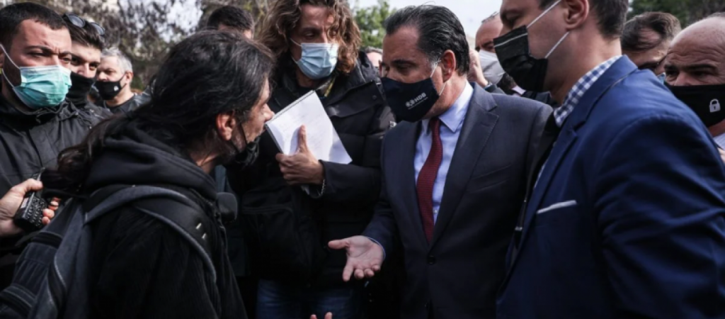 Εστίαση: Σφοδρές αποδοκιμασίες έτρεψαν σε φυγή τον Α.Γεωργιάδη – Διαμαρτυρία με φέρετρα και νεκροκεφαλές (βίντεο)