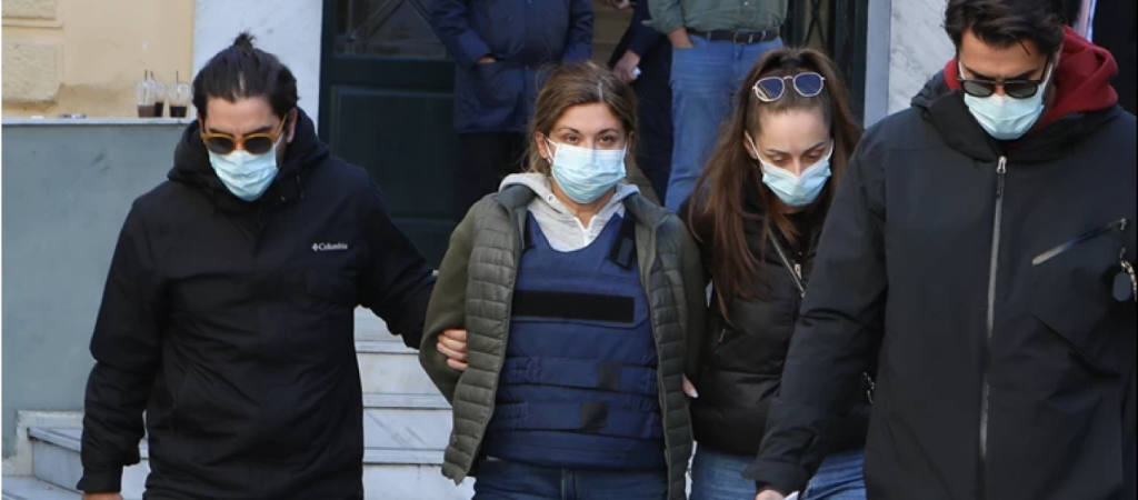 Χαλάνδρι – 49χρονη εικαστικός: «Αν δεν είχε πληγωθεί ο γιατρός θα ήμασταν τα επόμενα θύματα εγώ και η κόρη μου»