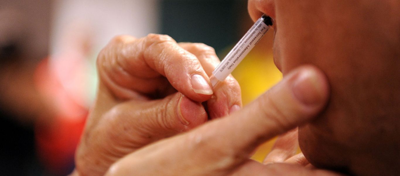 Ερευνητές δεν έχουν εντοπίσει μέχρι στιγμής παρενέργειες στο ρωσικό ρινικό εμβόλιο για τον κορωνοϊο