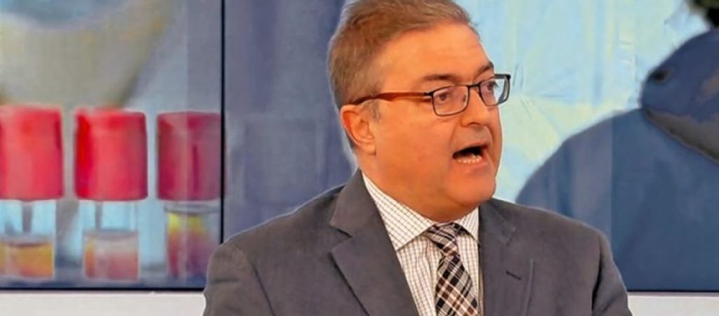 Επιμένει ο Θ.Βασιλακόπουλος: «Να γίνει υποχρεωτικός ο εμβολιασμός για τους άνω των 60 ετών»