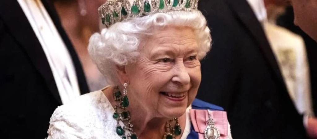 Στο προσκήνιο η Ελισάβετ: Χωρίς μπαστούνι  στέκεται όρθια και χαμογελαστή