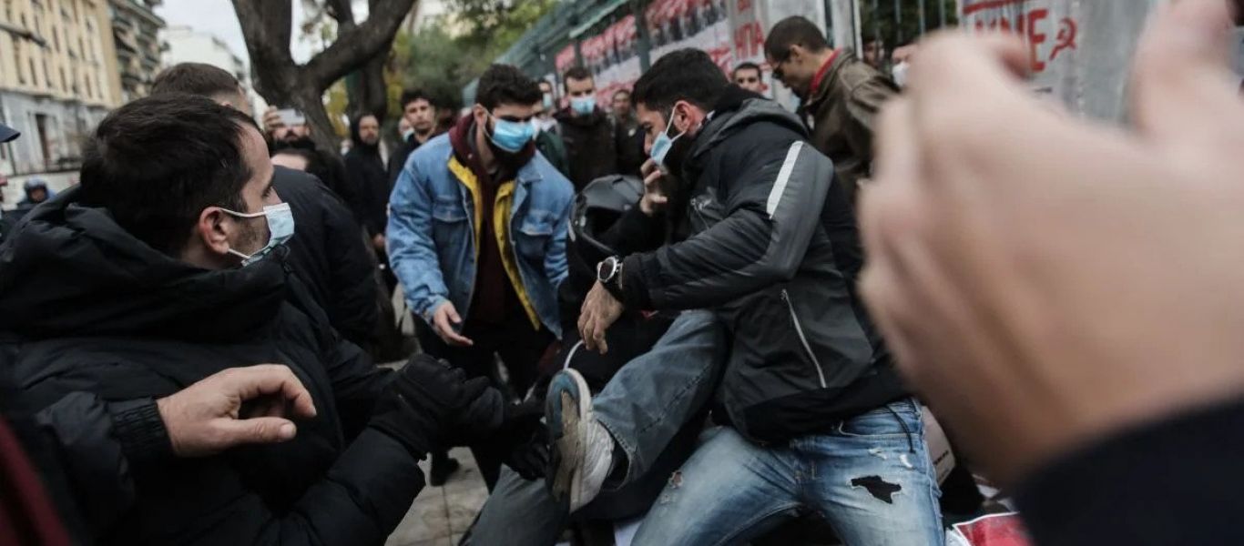 Ένταση στο Πολυτεχνείο: Μπουνιές σε μέλη του ΣΥΡΙΖΑ – Έδιωξαν και βουλευτές της ΝΔ και τους πέταξαν το στεφάνι (upd)