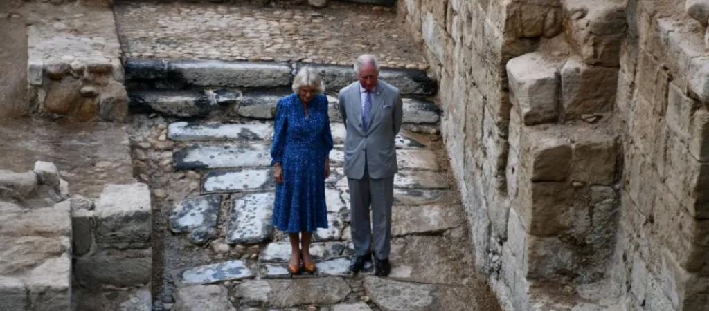 Με νερό από τον Ιορδάνη ποταμό Κάρολος και Καμίλα γύρισαν στην Βρετανία