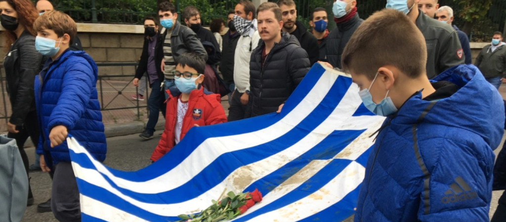 Μικρά παιδιά κρατούν την σημαία του Πολυτεχνείου