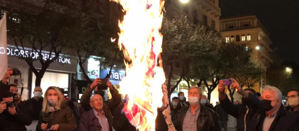 Έκαψαν την αμερικανική σημαία στην πορεία της Θεσσαλονίκης