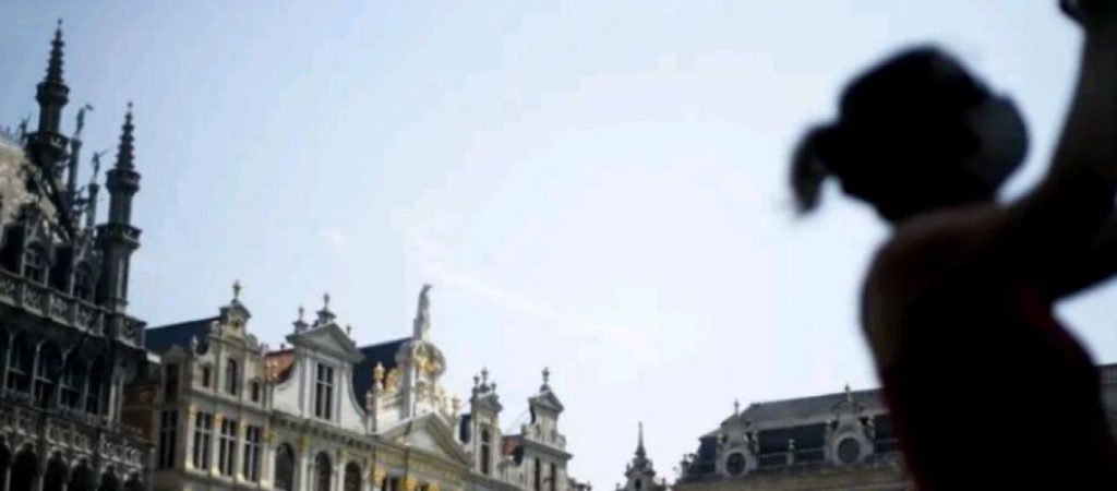 Μέτρα επαναφέρει και το Βέλγιο, επιστροφή στην τηλεργασία και μάσκες παντού και για όλους