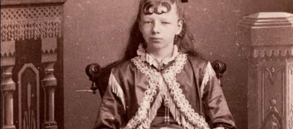 Το τετράποδο κορίτσι από το Τέξας που θάφτηκε με τσιμέντο όταν πέθανε (φωτο)