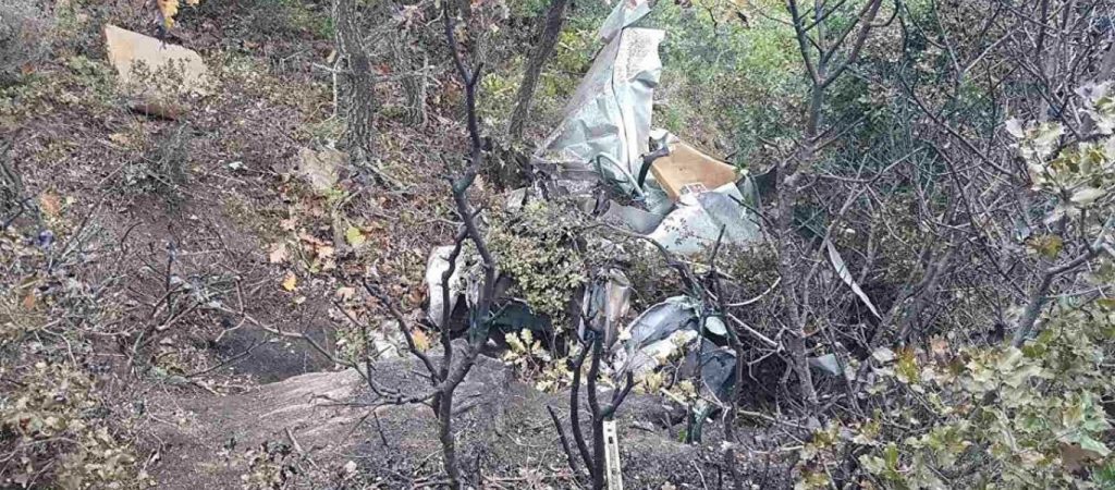 Νεκρός ο πιλότος: Οι πρώτες εικόνες από τα συντρίμμια του μονοκινητήριου αεροσκάφους στην Λάρισα