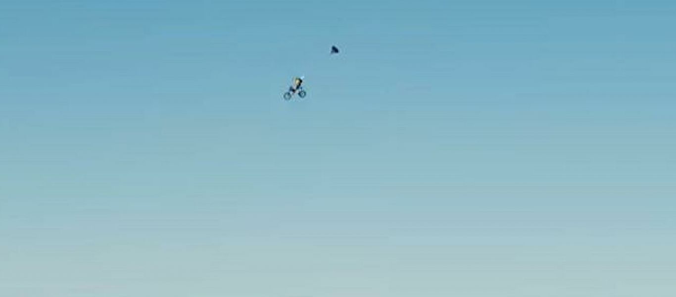 Τρέλα: Πήδηξε από έναν γκρεμό 130 μέτρων με 80 χλμ/ώρα με τη μοτοσικλέτα του και επέζησε (βίντεο)