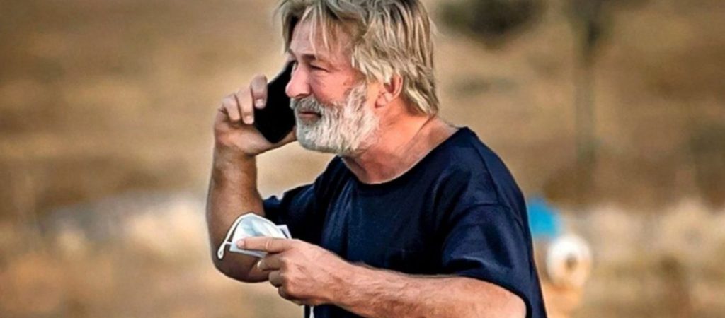 Η υπεύθυνη σεναρίου του «Rust» κατέθεσε μήνυση εναντίον του Άλεκ Μπάλντουιν – «Πυροβόλησε εσκεμμένα» (βίντεο)