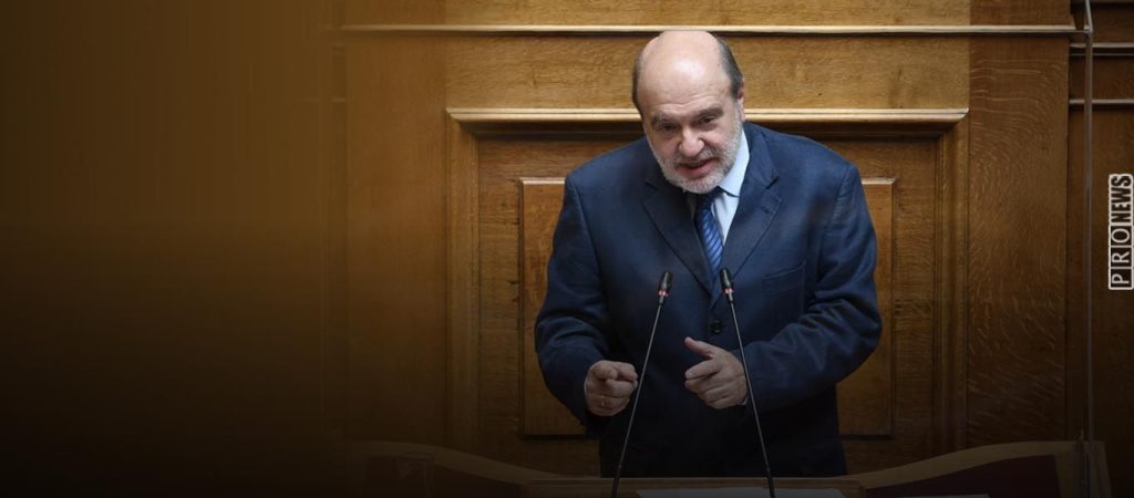 Τί συμβαίνει; – Ο Τ.Αλεξιάδης κατέβηκε υποβασταζόμενος από το βήμα της Βουλής: «Δεν αισθάνομαι καλά» – «Φωνάξτε γιατρό»