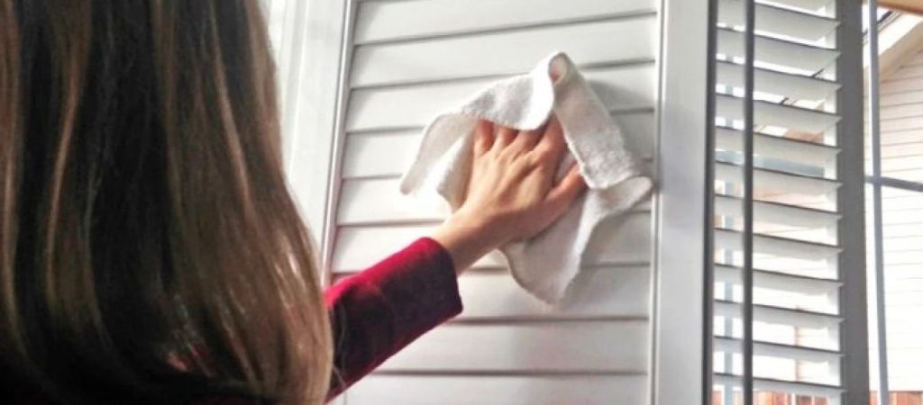 Ο έξυπνος τρόπος για να κάνετε τα παντζούρια σας να λάμπουν!