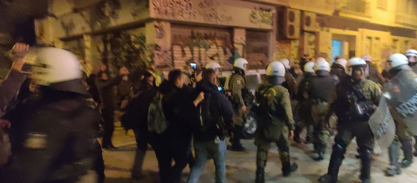 Συνελήφθησαν τέσσερα άτομα για τα επεισόδια στα Εξάρχεια μετά την πορεία για το Πολυτεχνείο