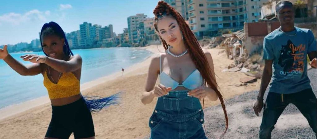 Προκλητικό βίντεο κλιπ στα Βαρώσια – Hurriyet: «Η Nini εξόργισε τους Ελληνοκύπριους»