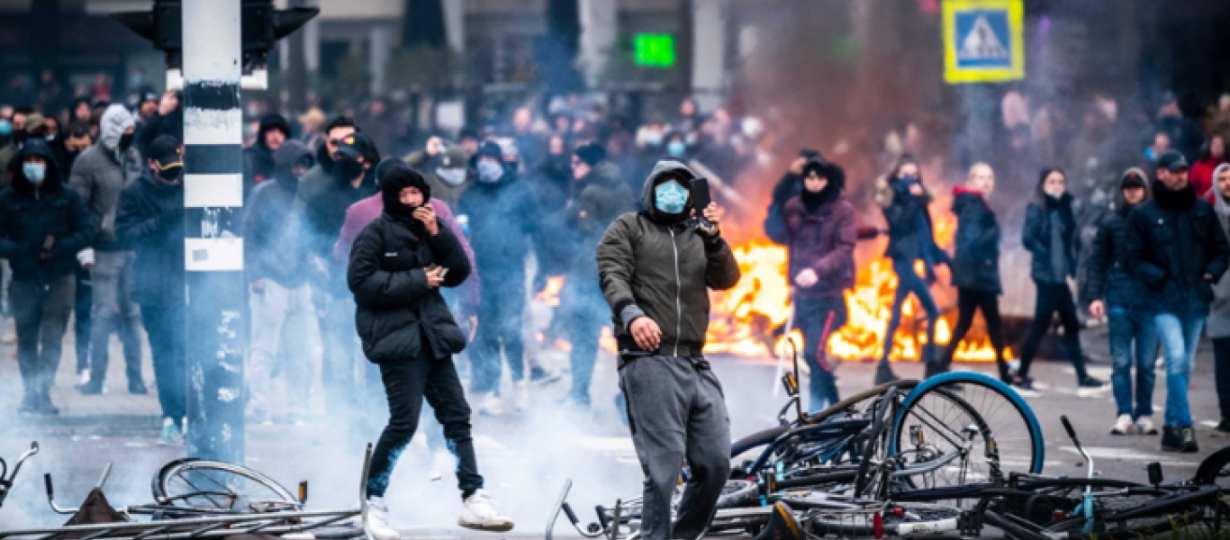 Ολλανδία: Χάος στο Ρότερνταμ σε διαδήλωση κατά των νέων απαγορεύσεων με αφορμή τον Covid-19 – Δύο τραυματίες από πυρά