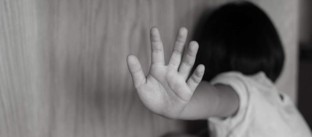 «Ήταν επιθετικός, βίαιος και ναρκομανής» δηλώνει η πρώην σύζυγος αστυνομικού που κατηγορείται για ασέλγεια στην κόρη του