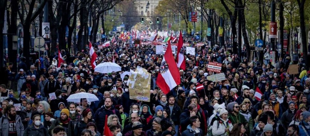 Με ογκώδεις διαδηλώσεις απαντούν οι Αυστριακοί στον νόμο για υποχρεωτικό εμβολιασμό όλων