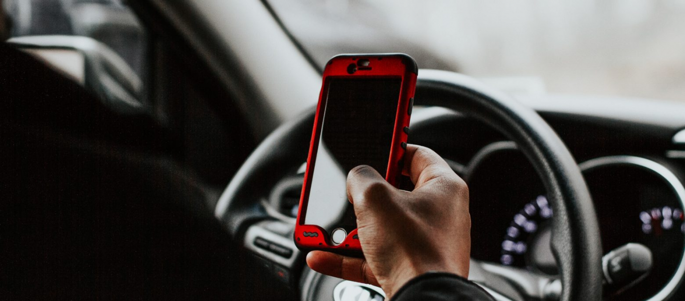 Νέος ΚΟΚ: Δείτε πότε επιτρέπεται & πότε όχι η χρήση του κινητού από τον οδηγό