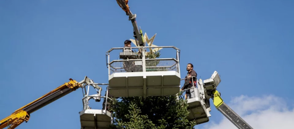 Στολίστηκε το χριστουγεννιάτικο δέντρο στην πλατεία Συντάγματος (φώτο)