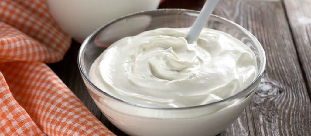 Να τι θα συμβεί αν ρίξετε γιαούρτι στη λεκάνη της τουαλέτας