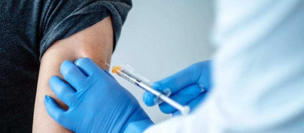 Όσοι θα κάνουν την 3η δόση να ετοιμάζονται και για… καλοκαιρινή 4η: «Πιθανόν» δηλώνει καθηγητής