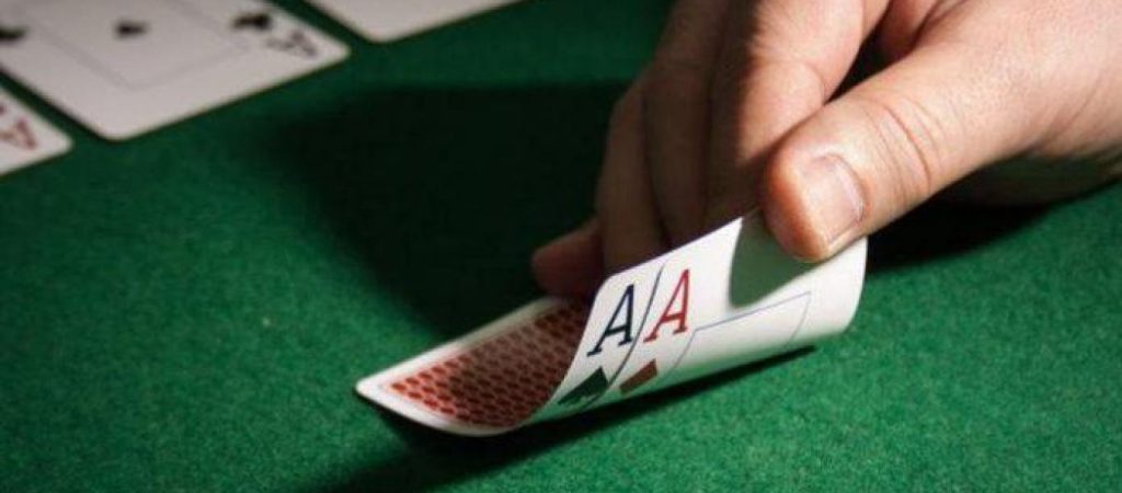 «Ντου» της αστυνομίας σε παράνομη χαρτοπαικτική λέσχη στην Γλυφάδα – Συνελήφθησαν δέκα άτομα