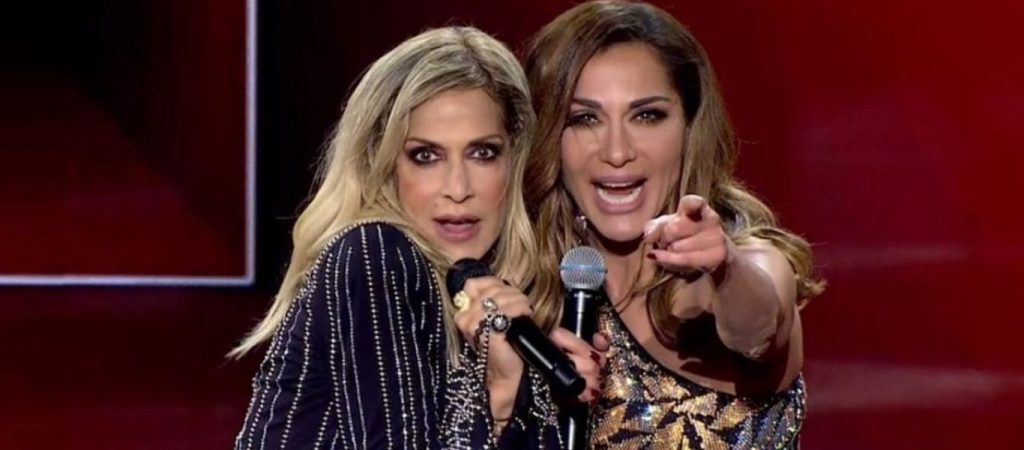 Ήταν να μην τα βρουν: Άννα Βίσση και Δέσποινα Βανδή ανταλλάσσουν φιλιά on stage στη Θεσσαλονίκη (βίντεο)