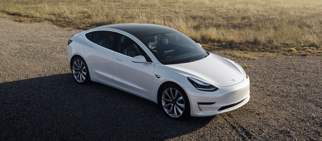 Εκατοντάδες οδηγοί της Tesla κλειδώθηκαν έξω από τα αυτοκίνητά τους – Ποιος ο λόγος;