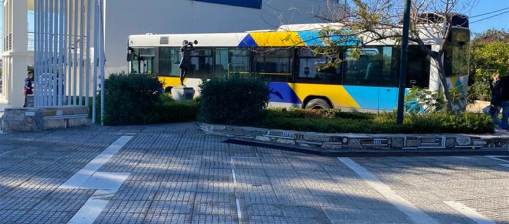 Τροχαίο ατύχημα στη Γλυφάδα – Λεωφορείο κατέληξε στο προαύλιο του παλιού Δημαρχείου (φώτο)