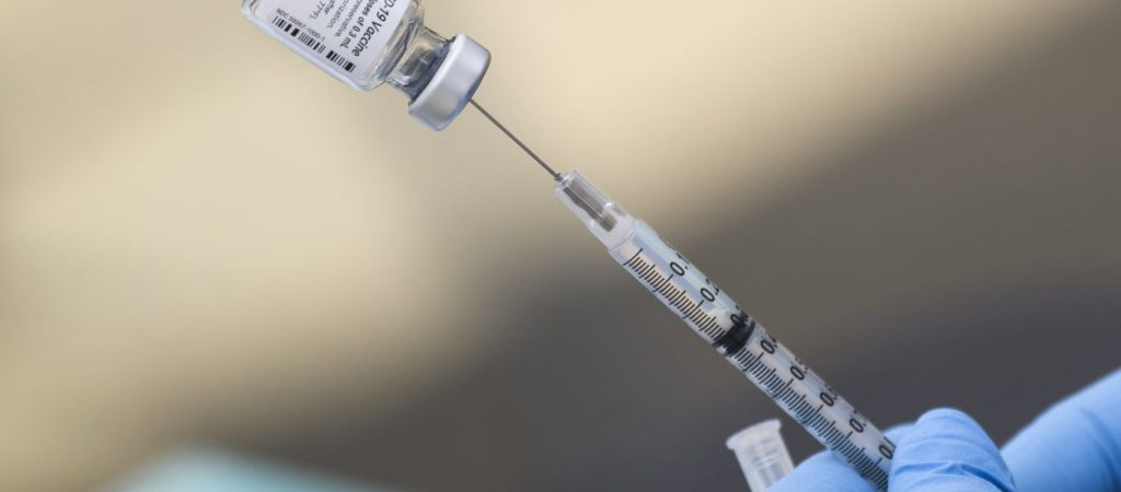 ΕΜΑ: Στους 30.000 οι θάνατοι από τα εμβόλια για τον COVID-19 – 1,5 εκατομμύρια  οι σοβαρές παρενέργειες