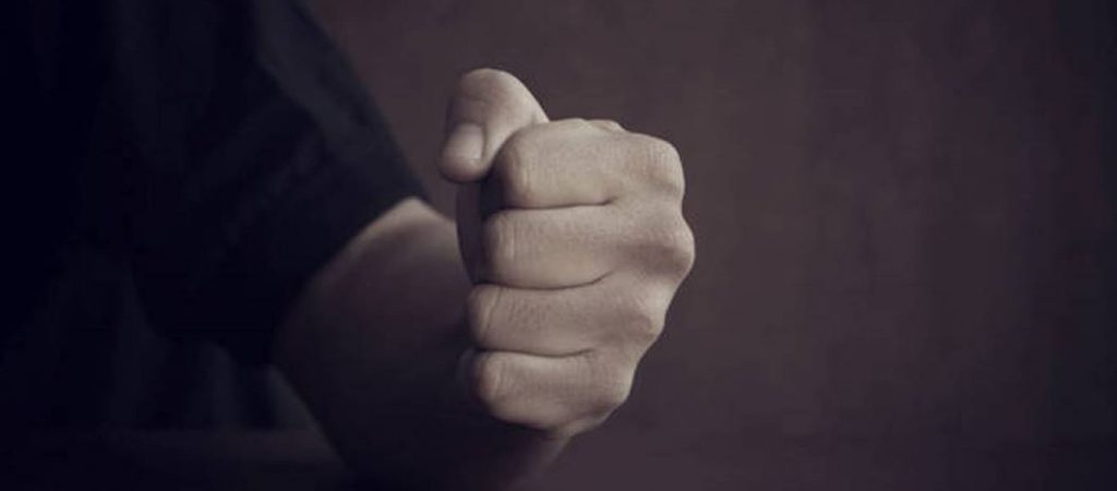Σκληρό βίντεο: Η στιγμή που ανήλικοι ξυλοκοπούν παππού χωρίς λόγο
