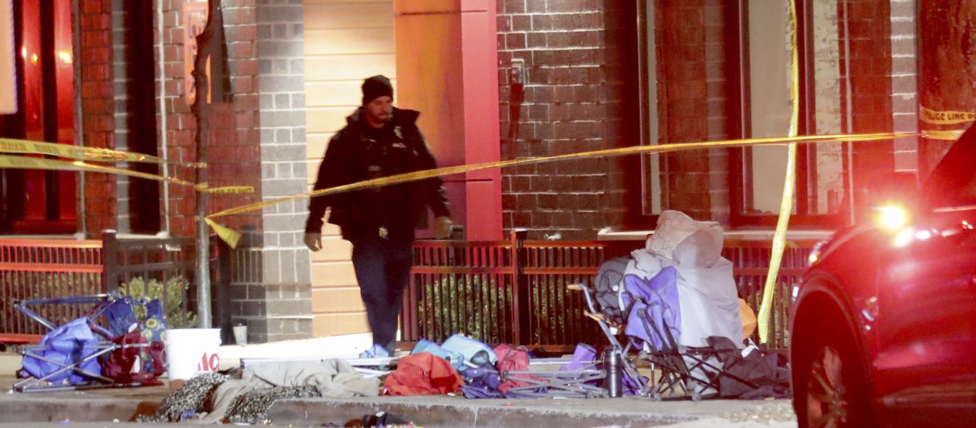 ΗΠΑ: Ράπερ «έσπειρε» το θάνατο σε χριστουγεννιάτικη παρέλαση – 5 νεκροί και 40 τραυματίες από την «εισβολή» αυτοκινήτου