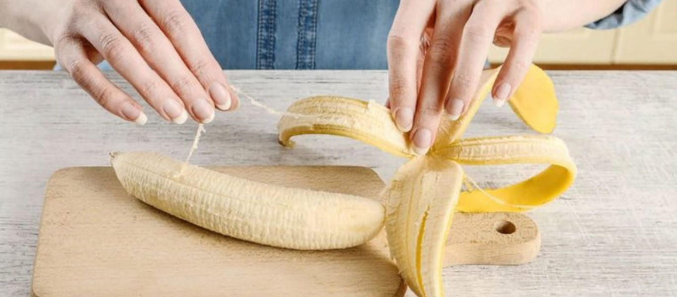 Δείτε γιατί δεν πρέπει να πετάτε τις «κλωστές» από τις μπανάνες