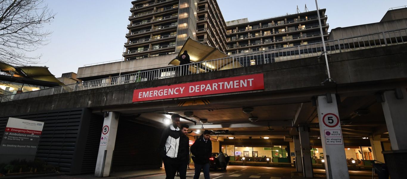 Βρετανός υπουργός: «Θα είμαστε η πρώτη μεγάλη χώρα που θα περάσει στην ενδημική φάση του κορωνοϊού»