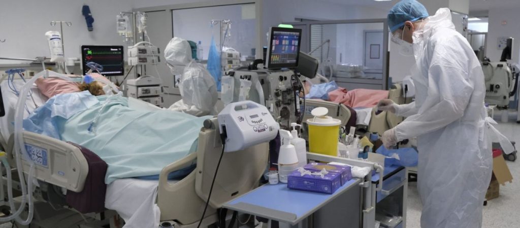 Θερίζει τους «τριτοδοσίτες» ο COVID-19: Τι συνέβη στους γονείς βουλευτή της ΝΔ – Οι δυτικές κοινωνίες «στο πουθενά»