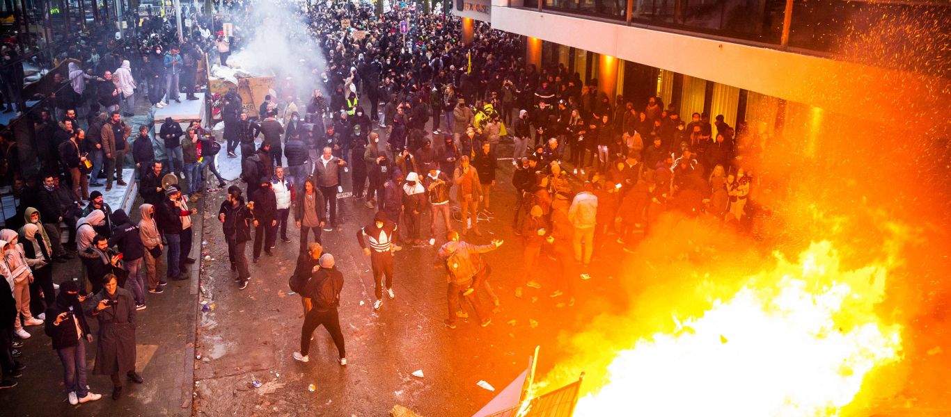 Επανάσταση στην Ολλανδία: Τρίτη νύχτα ταραχών για τo lockdown – Mάχες σώμα με σώμα με την αστυνομία (βίντεο)