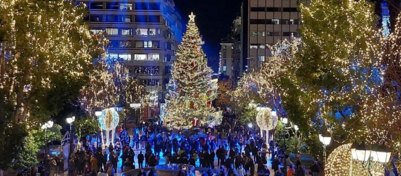 Άναψε το Χριστουγεννιάτικο δένδρο στο Σύνταγμα – Χιλιάδες παράνομοι μετανάστες απόλαυσαν το θέαμα