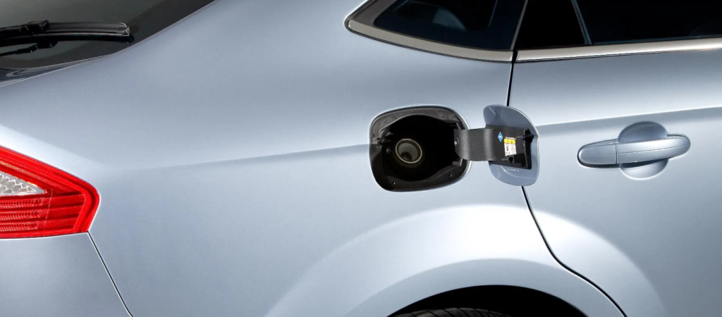 «Φωτιά» η τιμή της βενζίνης – Νέα μάστιγα στους δρόμους της Ευρώπης η κλοπή καυσίμων από τα οχήματα