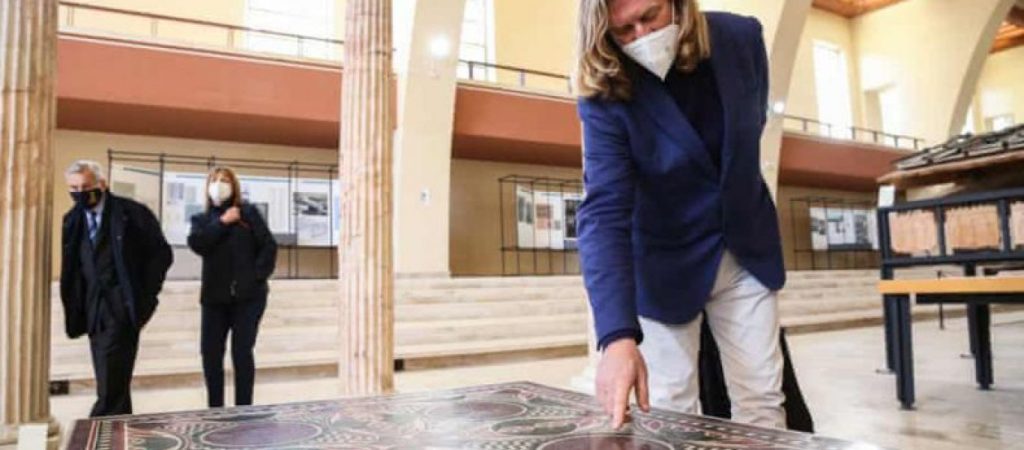 Ανεκτίμητης αξίας μωσαϊκό ήταν για 50 χρόνια… τραπεζάκι σαλονιού σε διαμέρισμα (βίντεο)