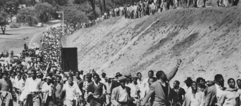 Δεν είχε Covid pass και τον έβγαλαν έξω να φάει μόνος του στην παραλία! – Πρωτόγνωρες καταστάσεις κοινωνικού ρατσισμού