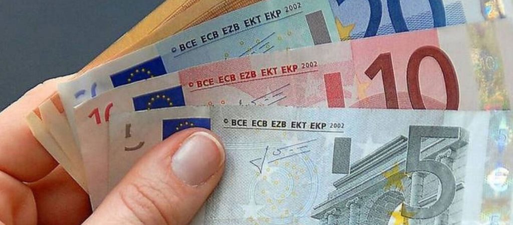 ΙΝΕ ΓΣΕΕ: Η ακρίβεια μειώνει σημαντικά την αγοραστική δύναμη του κατώτατου μισθού – Τι προτείνει το Ινστιτούτο Εργασίας