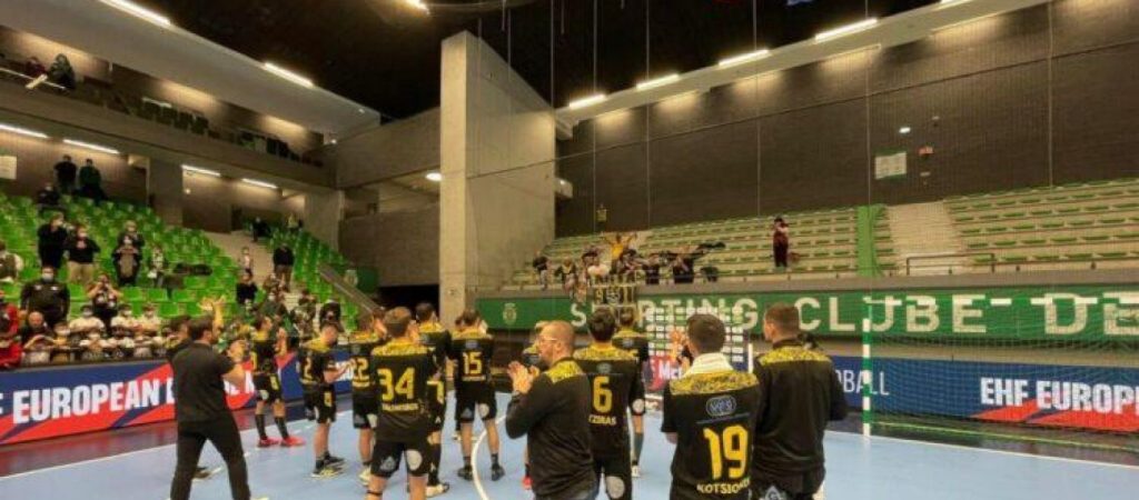 100 χούλιγκαν της Σπόρτινγκ επιτέθηκαν με λοστούς και μαχαίρια σε οπαδούς της ΑΕΚ – Τρεις στο νοσοκομείο (βίντεο)