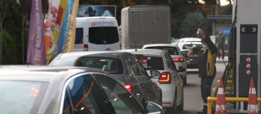 Τουρκία: Ανοδική πορεία στη τιμή των καυσίμων – Ουρές χιλιομέτρων στα βενζινάδικα (βίντεο)
