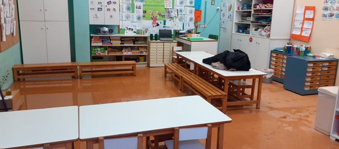 Δύο ώρες βροχής «έπνιξαν» την Ελλάδα των Μνημονίων και του lockdown: Πλημμύρισε νηπιαγωγείο στην Καλλιθέα