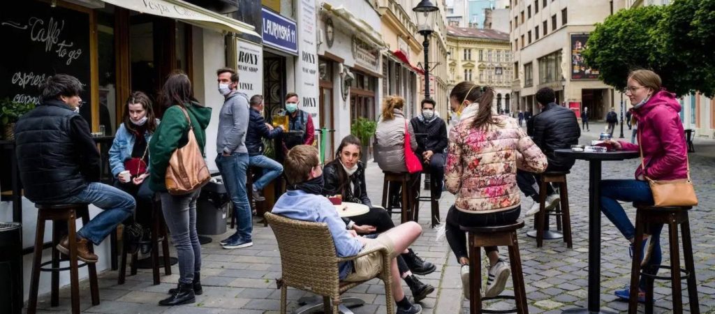 Σφίγγει ο κλοιός για τους εμβολιασμένους στην Ευρώπη: Η  Σλοβακία αποφάσισε lockdown για όλους