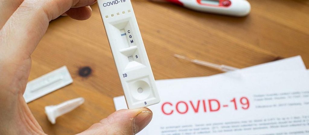 Παράταση έως τη Δευτέρα για να δηλώσουν οι εργοδότες τα rapid test των ανεμβολίαστων υπαλλήλων