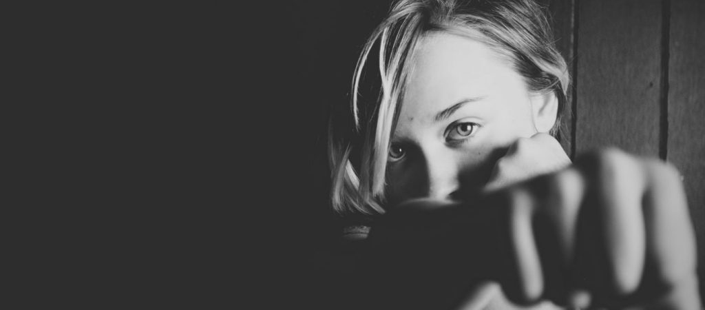 Νέο περιστατικό βίας μεταξύ ανηλίκων: 16χρονη έσβησε το τσιγάρο της στο μάτι μαθήτριας της