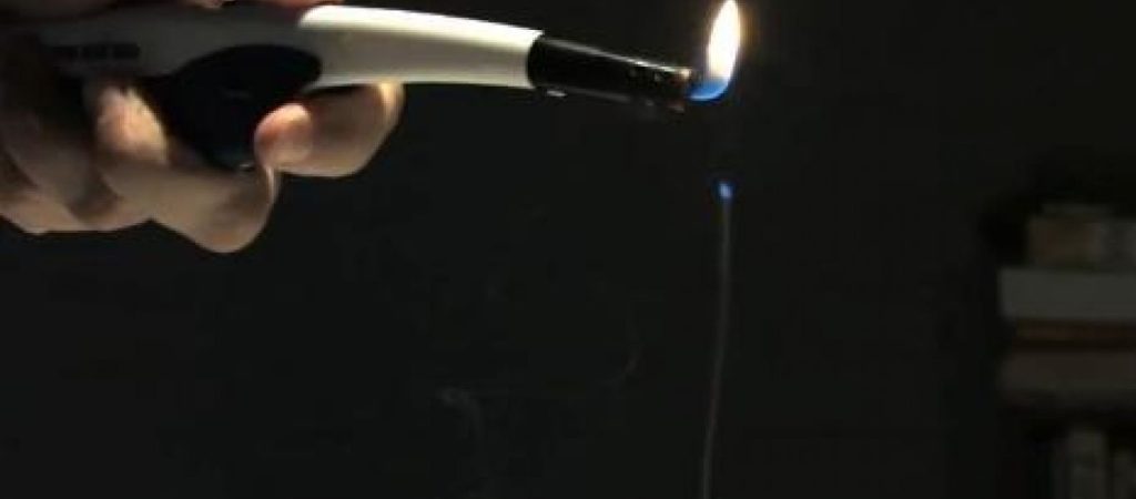 Το έξυπνο κόλπο για να κάνετε τον καπνό να πάρει… φωτιά (βίντεο)