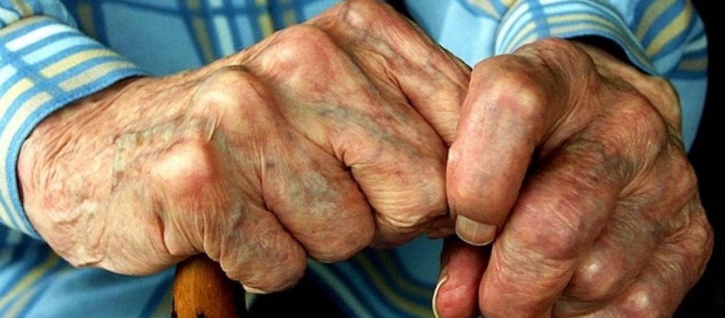 Πολίτης δάγκωσε και έβρισε καταστηματάρχη όταν του ζήτησε πιστοποιητικό – Πού μας έφτασαν