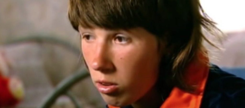 Το κορίτσι από την Ουκρανία που από τριών ετών μεγάλωσε με… σκύλους (βίντεο)